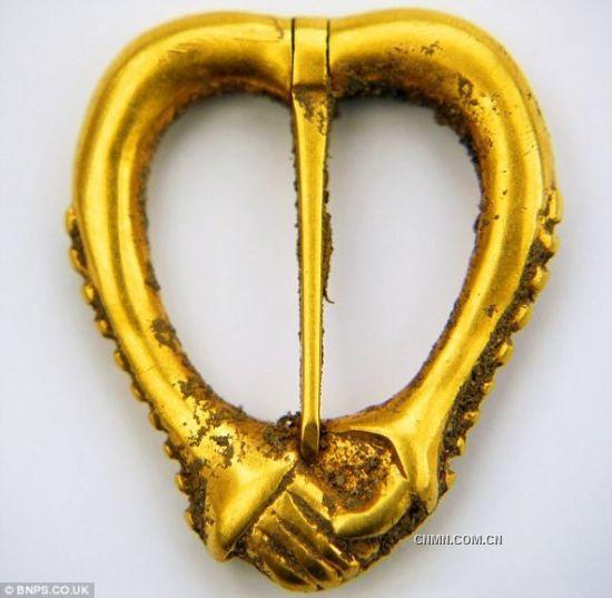 英国金属探测迷斯坦-库珀在农田里发现的中世纪黄金胸针，尺寸2.5厘米，价值2.5万英镑（约合4万美元）