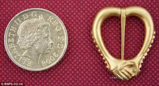胸针采用两只手握在一起的造型，呈心形，年代可追溯到1350年到1450年之间。它的尺寸与一枚1英镑硬币差不多。由于两只手一只是男人的手，一只是女人的手，应该是一份订婚礼物
