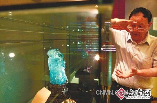 吴世泽在介绍馆藏的云南出产的天然宝石