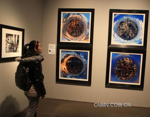 届上海影像展所展出的近300幅作品是从100多位艺术家参选的4000幅作品中精选出来的， 参展作品材质均符合博物馆收藏级要求（博物馆级无酸纸印制、无酸纸装裱、无酸粘合剂镜框配制）。