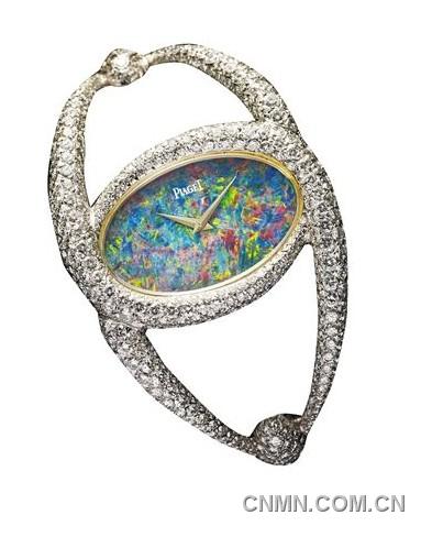 伯爵高级珠宝手镯腕表 表盘采用的蛋白石十分珍贵，混有多种矿物质，在光线下自然反射出七彩光芒。搭载伯爵制9P 超薄手动上链机芯
