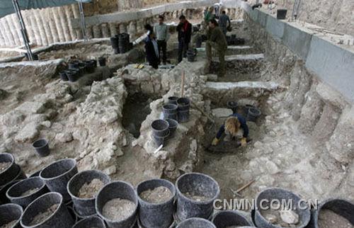 12月22日，工作人员在以色列耶路撒冷老城南墙外的考古挖掘现场忙碌