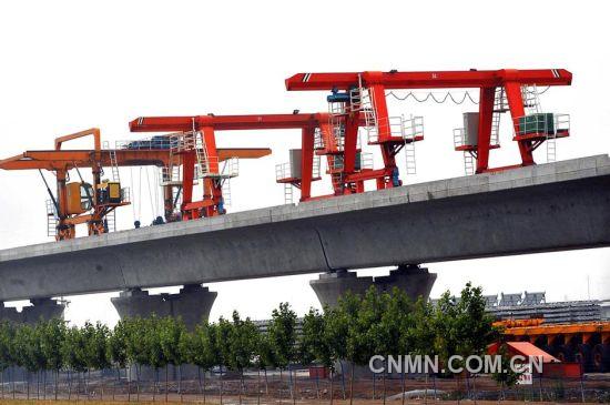 这是2010年6月3日，京广铁路客运专线石武高铁(河南段)新乡市境内的一处工地上在铺设铁轨。