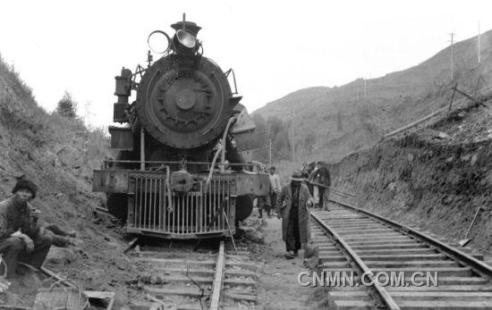 这是1938年拍摄的被日本飞机炸坏的粤汉铁路黎洞站北路轨和204号机车，其侧为刚修好的便道。