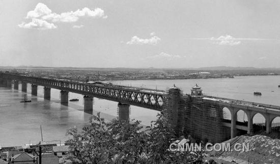 这是1957年拍摄的武汉长江大桥。这座横跨长江的第一座公路铁路两用大桥的通车将京汉铁路与粤汉铁路连成一体，正式更名为京广铁路。