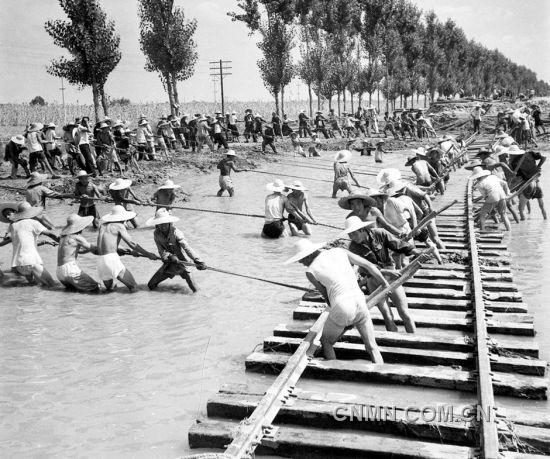 这是20世纪60年代，铁路工人们在抢修被洪水冲毁的京广铁路保定至定县段。