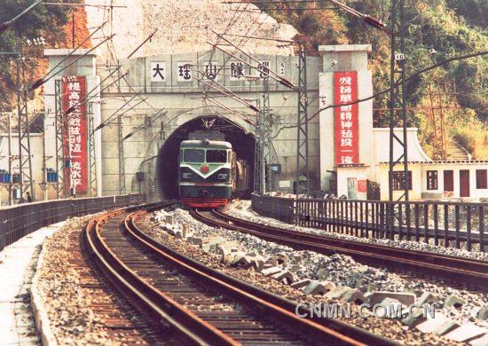 1988年，京广铁路的衡(湖南衡阳)广(广东广州)段复线完工，复线工程全部建成。