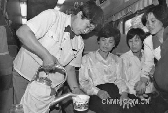 这是1993年拍摄的京广铁路线上的列车员王艳华在为旅客服务。