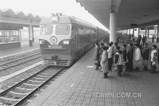 这是1997年3月21日，42次特快列车缓缓驶入石家庄火车站。京广铁路客运于1997年4月1日提速，当时列车最高时速为160公里。