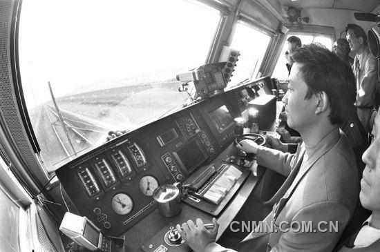 这是1996年京广铁路旅客列车进行提速试验，郑州铁路分局的左东亮在驾驶途中。