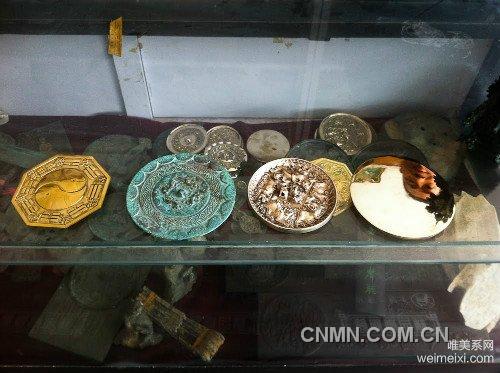 河南省从古代就出产青铜器文明，考古发现也出土过很多青铜器，铜器的生产制造在当地形成完整的产业链条和成熟的工艺体系，但是就是缺乏创新的设计，大部分还是停留在生产仿古器物和大件的老式青铜器上。