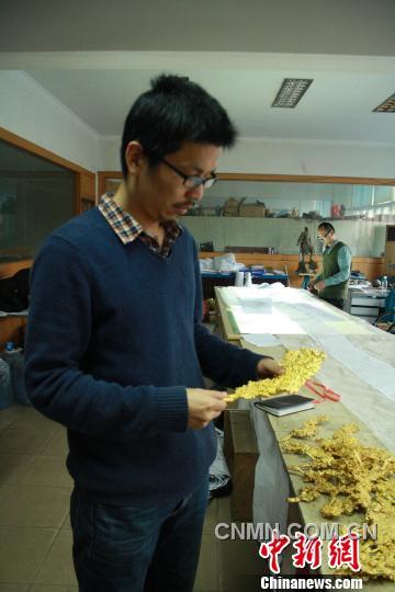 图为朱炳仁关门弟子对“熔铜”艺术半成品进行抽检。