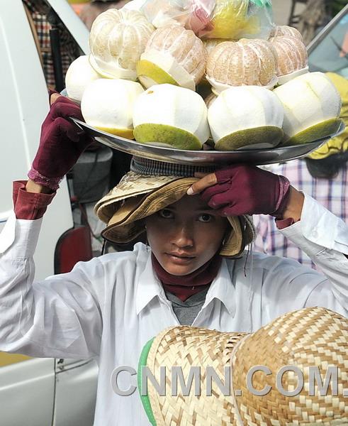 卖柚子的妇女 金长旭摄影作品