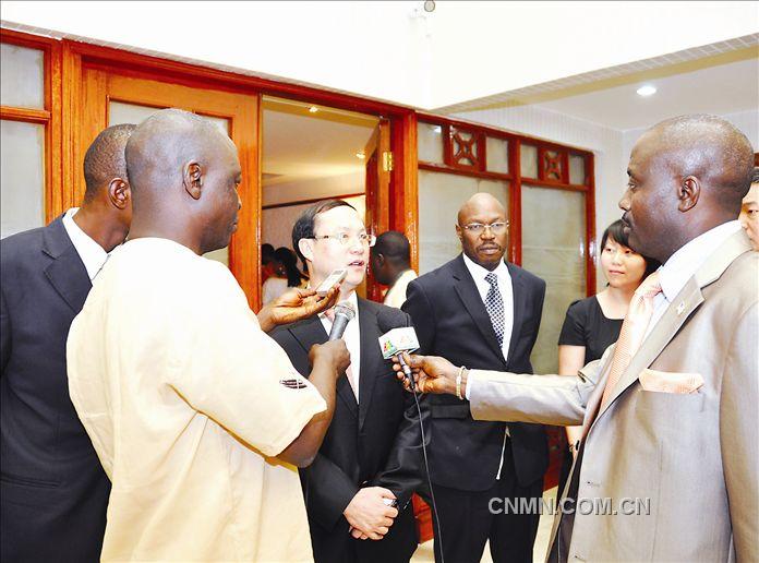 余德辉（左三）在几内亚考察期间接受当地媒体的采访。