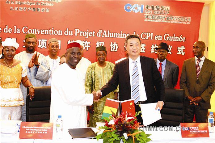 施明伟（前右）与几内亚矿产和地质部长穆罕默德·拉明·福法纳（前左）签署协议。