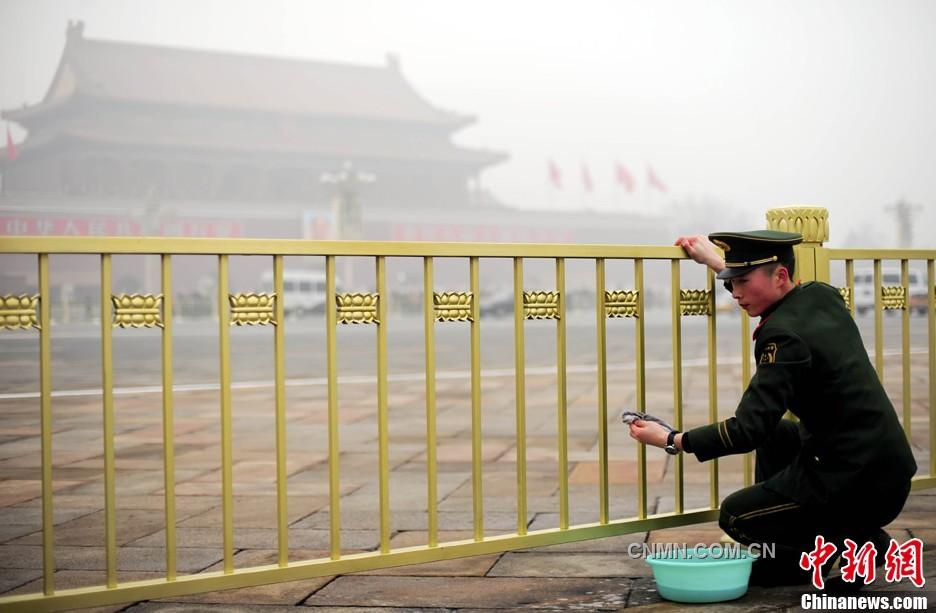 2月28日，北京武警正在擦洗天安门广场设施，迎接即将召开的全国两会。