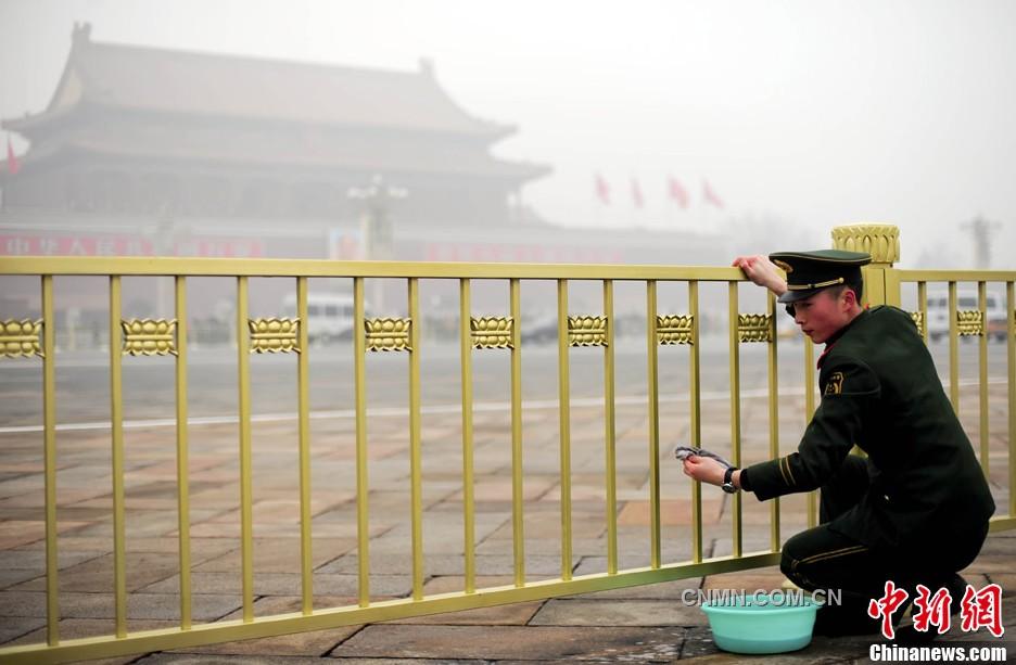北京武警正在擦洗天安门广场设施 迎接即将召开的全国两会 北京武警正在擦洗天安门广场设施 迎接即将召开的全国两会