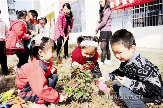 江铜集团 卓忠伟汪英摄影作品：大手拉小手共栽成长树