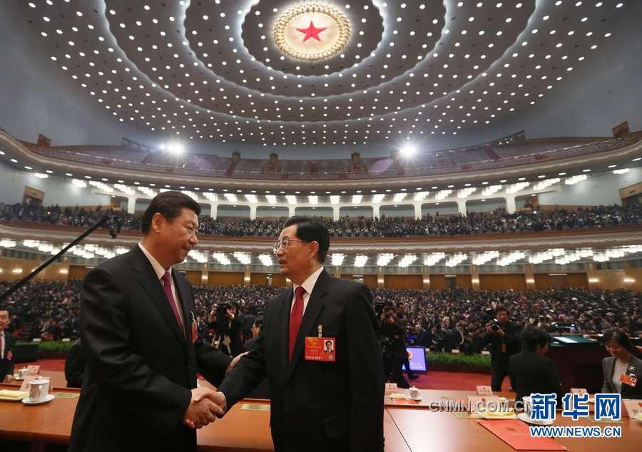 3月17日，中国第十二届全国人民代表大会第一次会议在北京人民大会堂举行闭幕会。这是习近平与胡锦涛亲切握手。