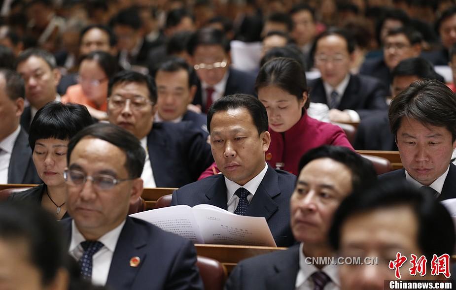 03  3月5日上午，第十二届全国人民代表大会第一次会议在北京人民大会堂开幕，代表听取政府工作报告。
