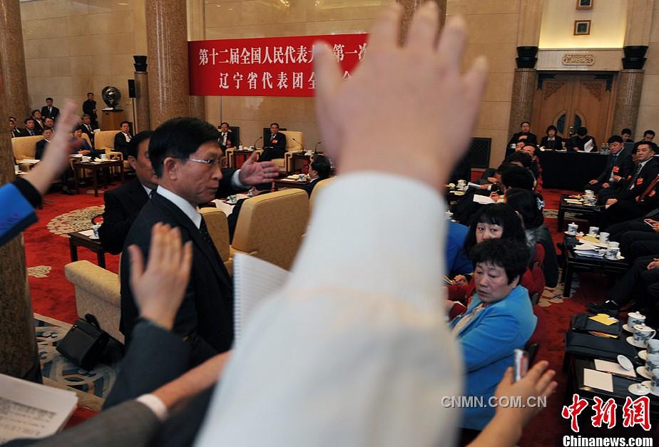 04 3月5日下午，全国人大辽宁省代表团审议政府工作报告，众多记者踊跃提问。