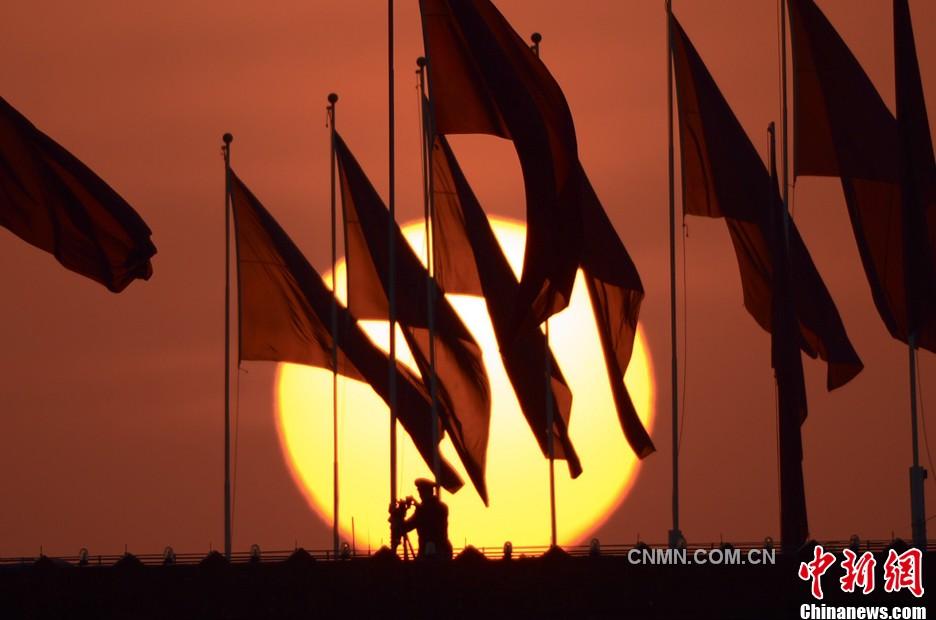 3月5日上午，第十二届全国人民代表大会第一次会议在北京人民大会堂开幕。清晨，天安门广场上的红旗在朝阳中迎风飘扬。