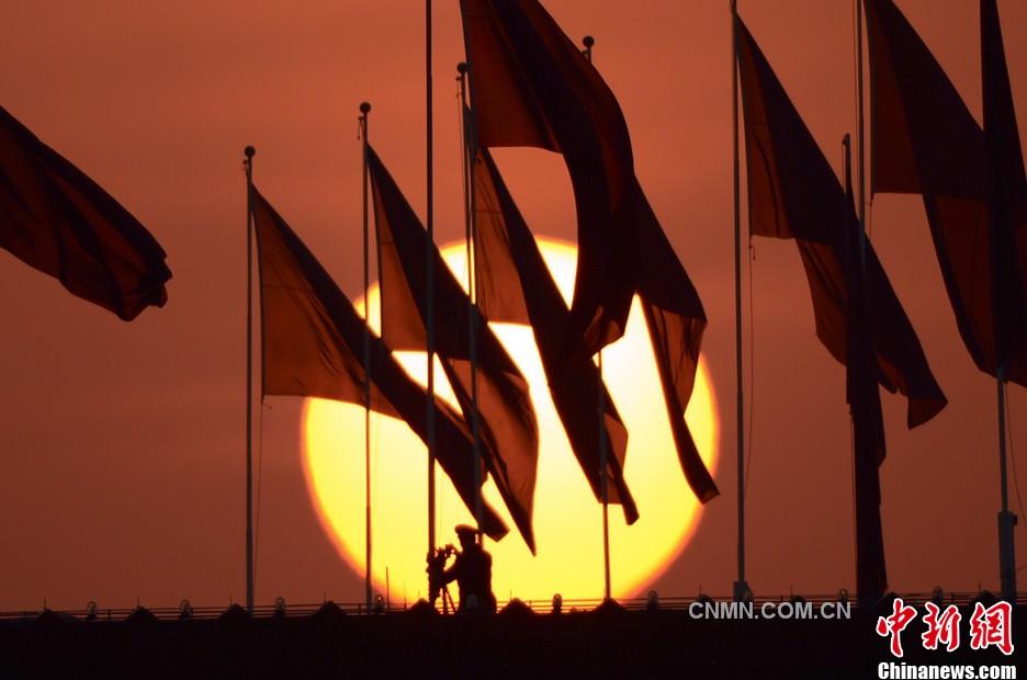 3月5日上午,第十二届全国人民代表大会第一次会议在北京人民大会堂开幕。清晨,天安门广场上的红旗在朝阳中迎风飘扬。 3月5日上午,第十二届全国人民代表大会第一次会议在北京人民大会堂开幕。清晨,天安门广场上的红旗在朝阳中迎风飘扬。