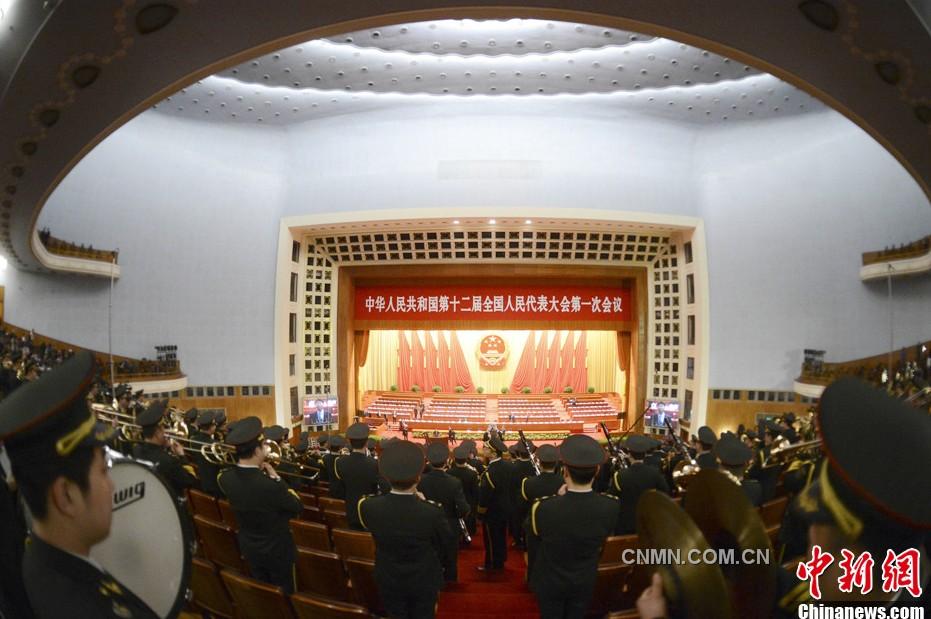 3月5日上午,十二届全国人大一次会议在北京人民大会堂开幕。图为军乐队在大会开始前奏乐。 3月5日上午,十二届全国人大一次会议在北京人民大会堂开幕。图为军乐队在大会开始前奏乐。
