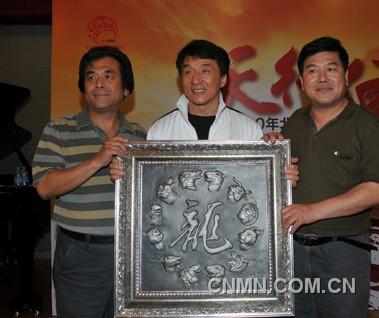 2010年8月，成龙收藏郭氏兄弟《十二生肖》铁板浮雕。