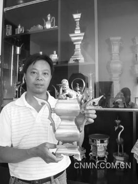 卢安峰向记者展示他的得意之作锡器方香炉