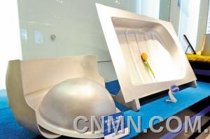 航天员座椅和头盔都是哈东轻公司提供的铝合金超塑板材制成的。