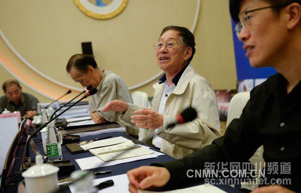 中国工程院院士、梁思成建筑奖获的者魏敦山主持评审会