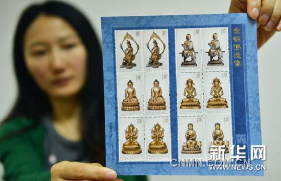 6月14日，浙江邮票公司的工作人员展示《金铜佛造像》特种邮票小版。