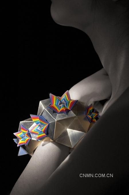 　　迫綻I 2009 黃銅、美術紙14 × 13 × 8 cm