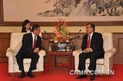 拉赫蒙总统与罗涛总经理亲切 会谈
