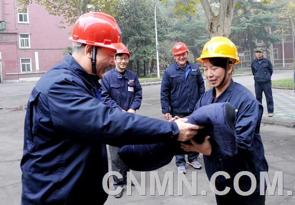 “‘暖心棉背心’真暖心！” 近日，当中铝洛阳铜业有限公司铜板带厂热轧车间生产一线女工刘静，从总经理师青春手中接过棉背心时，她发自内心地说。初冬时节，寒风袭人。该公司党政领导心系生产一线员工冷暖。为了激发职工“奋战一百天，实现年目标”的干劲，形成合力控亏脱困的正能量，公司领导在企业资金紧张的情况下，启动了“暖心工程”。