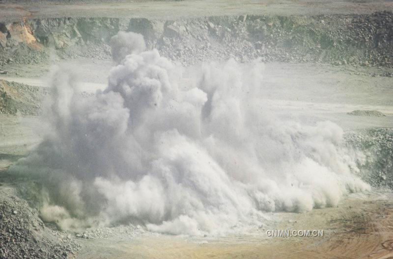 图为：该场铜厂采区-25m台阶实施爆破起爆的情景