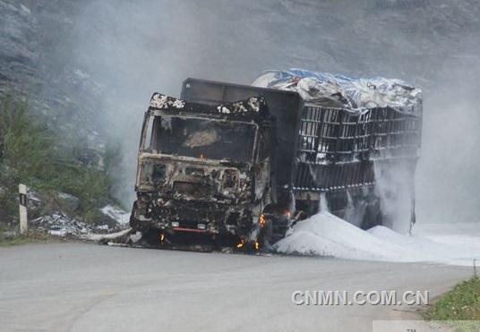 广西崇左一载40吨氧化铝货车自燃幸未造成人员伤亡