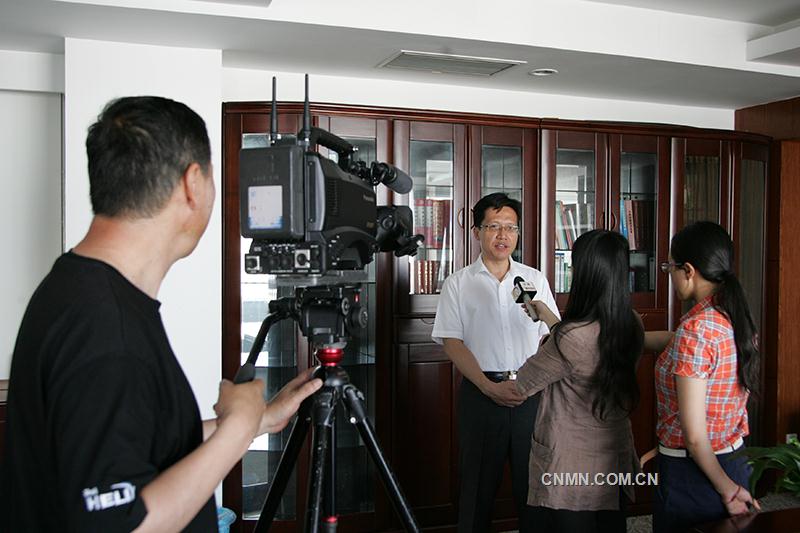 图为云锡控股公司副总经理李刚接受云南电视台、云南人民广播电台记者采访。1