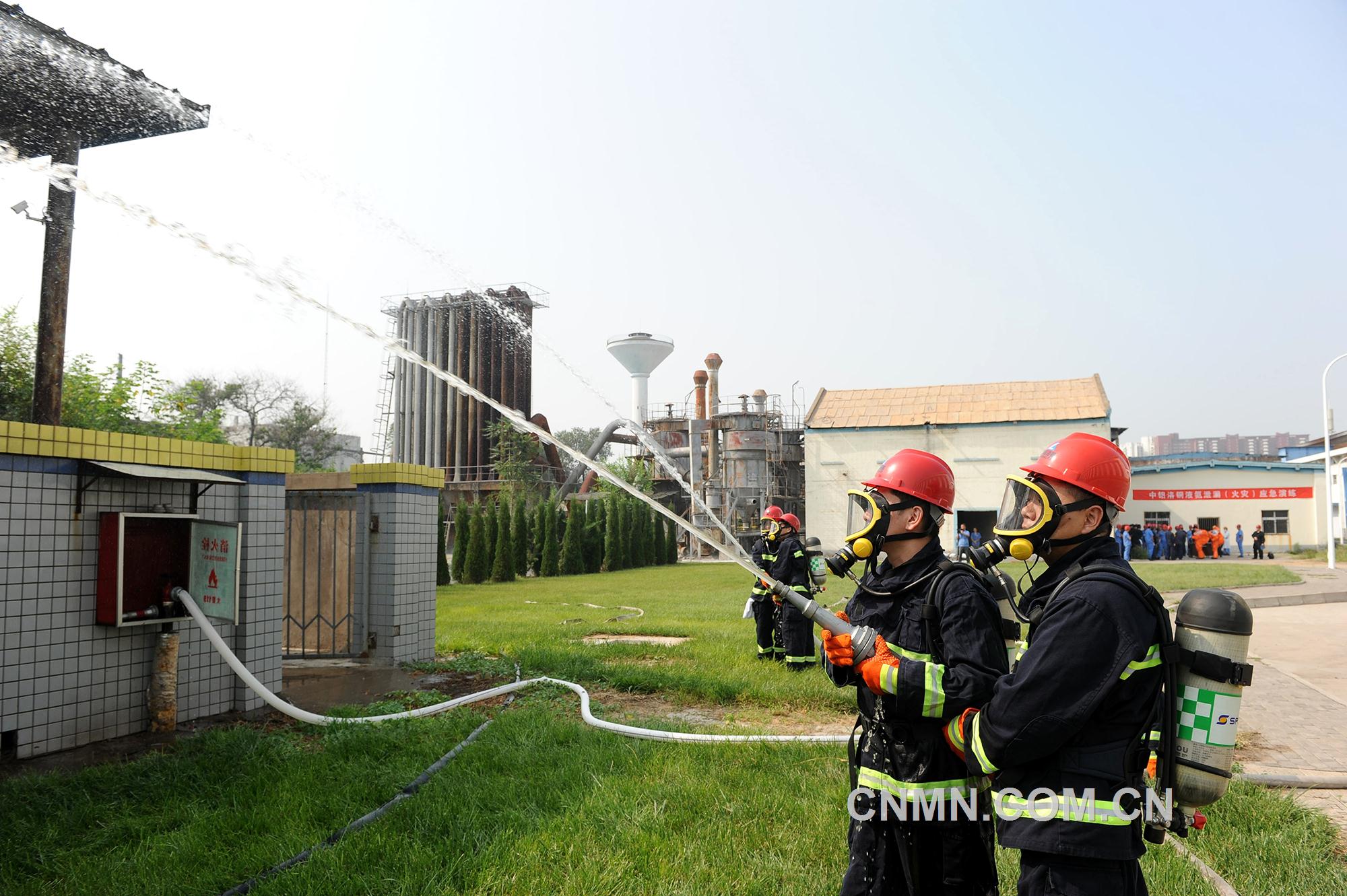 图为消防人员在向液氨泄漏罐喷洒消防水。汪恒玉摄