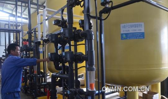 广西银亿科技矿冶有限公司工人正在调试环保机器