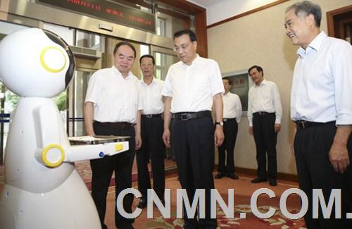这位送餐小哥可不是什么劳模代表，而是一台我国自主研发的智能送餐机器人。当天下午，国务院第一次专题讲座开讲，主题是“先进制造与3D打印”。和机器人一同出现在中南海的还有由3D打印技术制造的航天部件、医疗器械等。