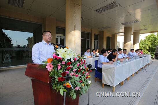 图为中国有色金属工业协会党委副书记范顺科为开幕式致辞