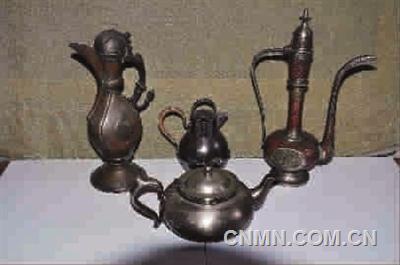 中国历朝历代出品了很多出色的瓷水壶，有个收藏家藏有一千多把中国古代瓷水壶，可谓“壶专家”。然而，我总觉得瓷水壶虽然好看细腻，但碰不起，难以保存。而铜的水壶则比较耐用，造型生动，质地精良，尤其是国外的铜壶。