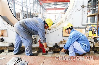 近日，在铜陵有色沙溪铜矿建设中，铜冠建安安装公司承担了磨浮车间两台大型设备的安装。其中，半自磨机直径8．5米、净重709吨，球磨机直径6．2米、净重832吨，均是铜陵有色磨浮系统中最大的设备。半自磨机自7月底开始安装，目前正在安装半自磨机主轴底座，间距在7．6米的两个底座间横向中间线安装误差不能超过1毫米，安装精度要求极高。为确保精确度，该公司职工在安装底座中反复检测，不断调整，全力按设计要求做好施工。