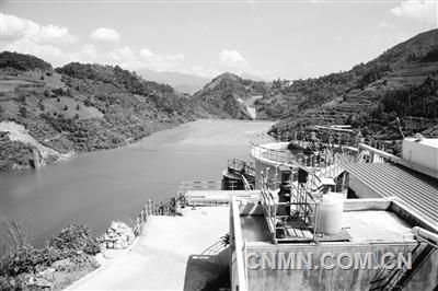 马关县都龙矿区万龙山尾矿库旁、正在满负荷运行的云南华联锌铟公司尾矿废水砷和氟化物治理技术示范工程。