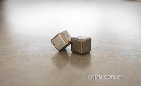 好设计：钛合金骰子 宇宙飞船即视感