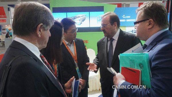 　　爱普车辆(中国)有限公司营销总监陈跃华向海内外客户介绍全铝车身