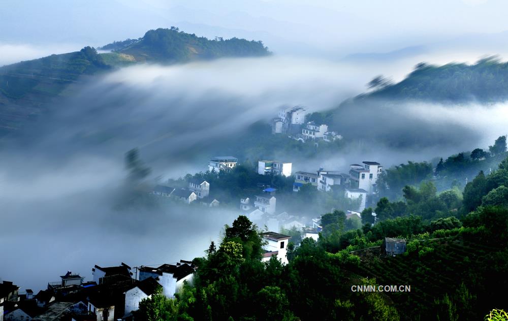 晨雾里的村庄
