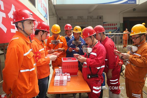 安徽铜陵有色冬瓜山铜矿始终把抓安全工作放在首位，在每年“安全月”活动期间，通过开展 “安全知识答题”、“安全漫画展”、“安全演讲”等形式多样的宣传教育活动，不断增强职工安全意识。6月8日，该矿在正52米井口开展的安全知识有奖答题活动，吸引了上下井的一线职工踊跃参与，积极回答各类有关安全生产的问题，在寓教于乐中接受安全知识教育，感受安全生产的重要性。图为井口安全知识答题场景。